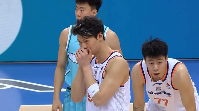 上海男篮8连胜登顶，王哲林11中10砍21+8 启用11人轮换 全部得分