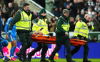 后防又伤一个，纽卡后卫法比安-舍尔被担架抬离球场