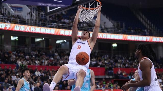 “我还是一颗年轻的螺丝钉”——老将闫鹏飞甘当替补成就球队