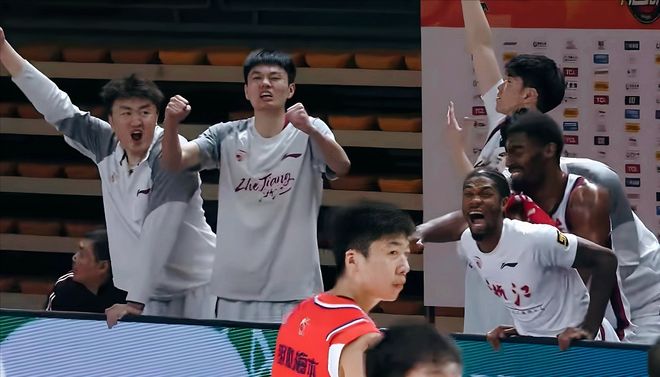 意外35分惨败！终结3连胜，CBA焦点1战，郭士强现场叹气难掩失望