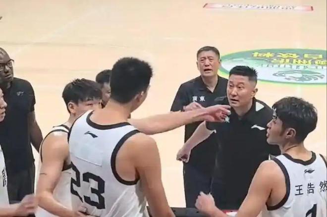 杜锋不会用的人，洋帅调教成最具进步球员！球迷：师徒都进国家队