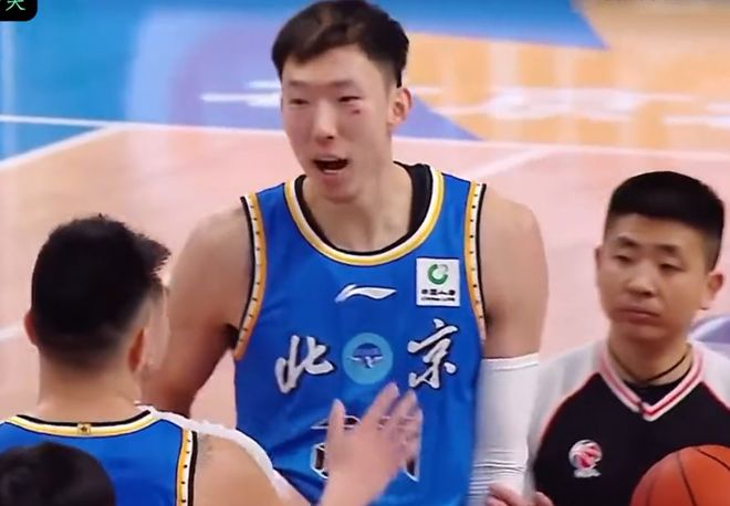 CBA大冲突！周琦遭羞辱，恼羞成怒，冲向对方起冲突 裁判送上两T
