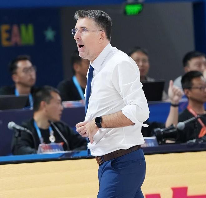 新疆男篮钞能力！格兰已经到队，球迷：又来了一个背锅的