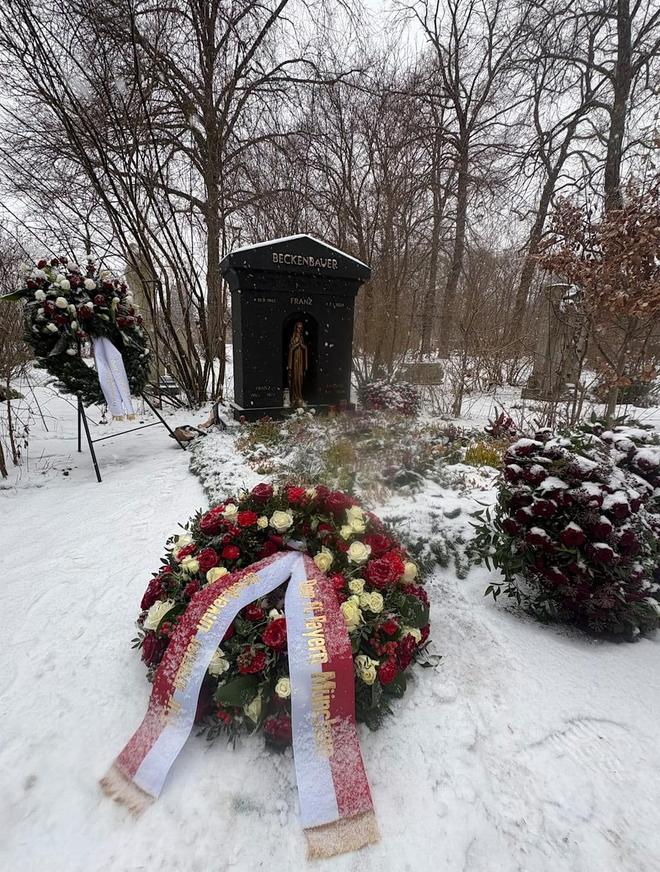 图片报：拜仁周四在贝肯鲍尔的墓前敬献了新花圈