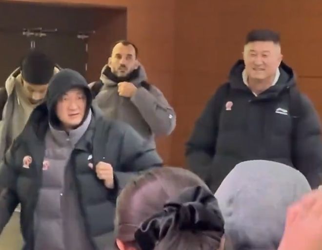 辽粤同时间抵达沈阳！杜锋出站被辽迷口号逗乐，杨鸣展圈粉举动！