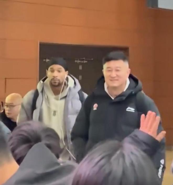 广东3消息！杜锋遭辽篮下马威，徐杰莫兰德友好寒暄，王少杰复出