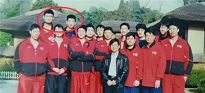 他是姚明前队友，因伤病缺钱治疗瘫痪在床，靠70岁母亲拾荒生活