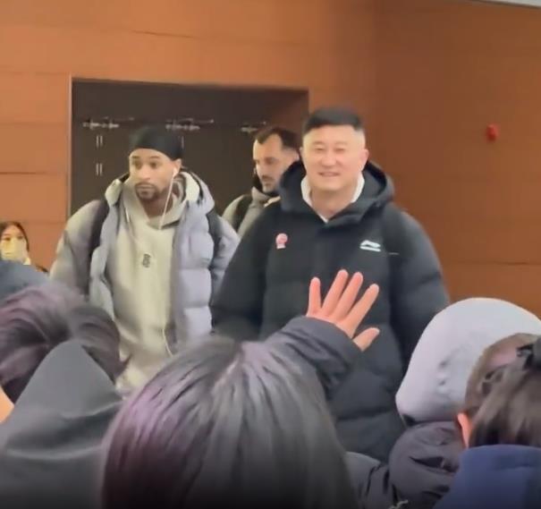 魔法攻击！辽篮球迷机场对着杜锋喊口号 后者微笑回应