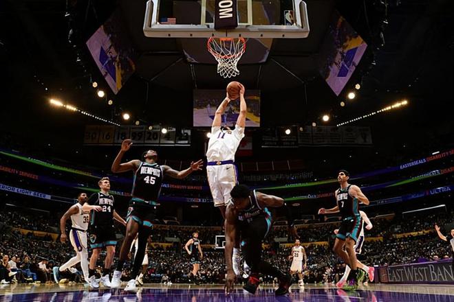 莫名其妙！湖人先发中锋的状态上去了，替补中锋的状态又下来了？