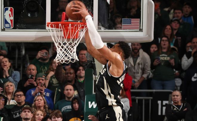 NBA再现重大漏判！库兹马关键三分前漏吹字母违例 黄蜂遭空接绝杀