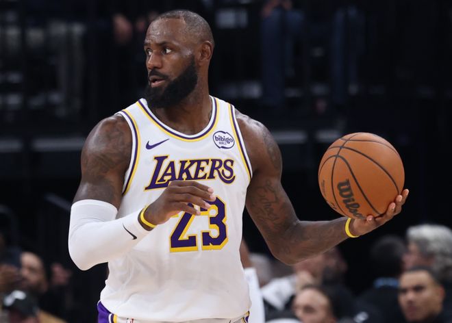 詹姆斯你还是老了，17投4中拿8分，连续1297场的纪录就此中断