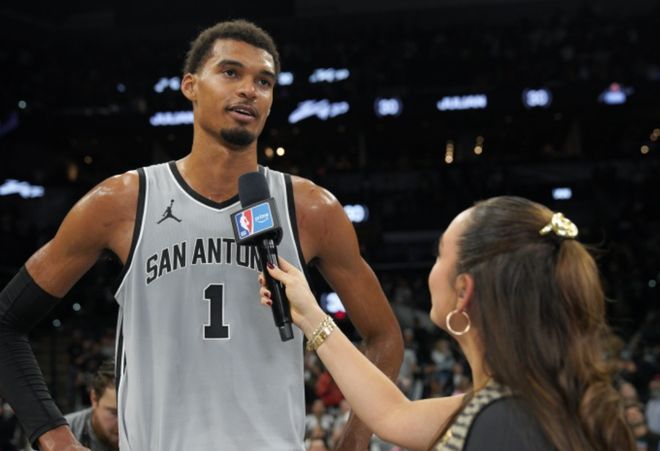 文班亚马你太狠了，22分钟打爆16连胜雷霆，2.5亿顶薪稳了