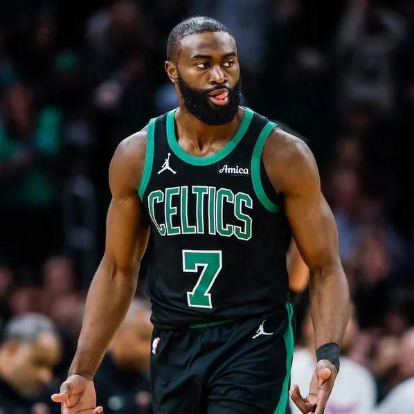 太横了，杰伦-布朗战快船26中18砍50分平生涯纪录，三分10中6