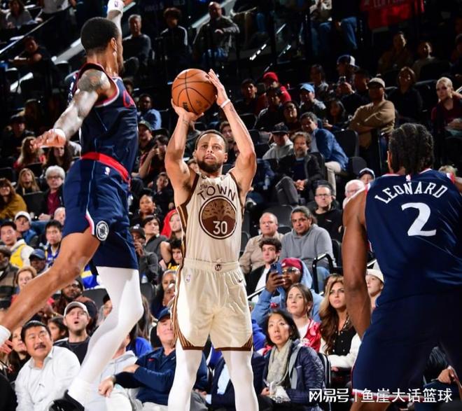 库里谈科尔摊牌，裁判赛后认错！伦纳德躲过一劫，巴特勒接受现实