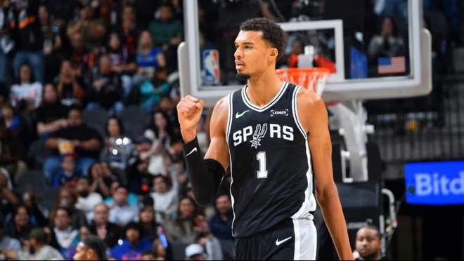 队记：文班休战2场后今日复出并替补出战，并有出场时间限制