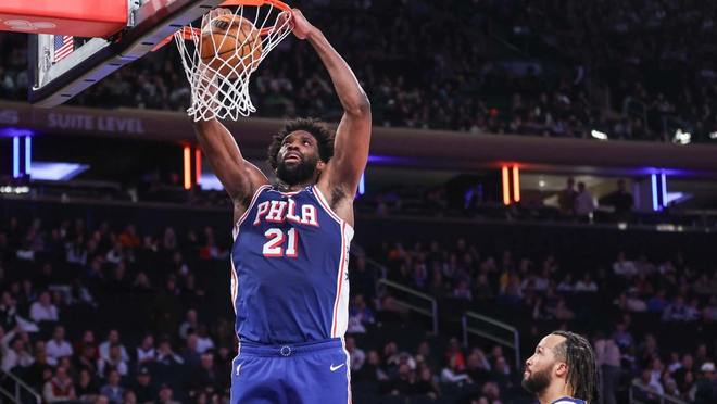 牛，恩比德在76人队大胜尼克斯队的比赛中完成了本赛季的首次扣篮