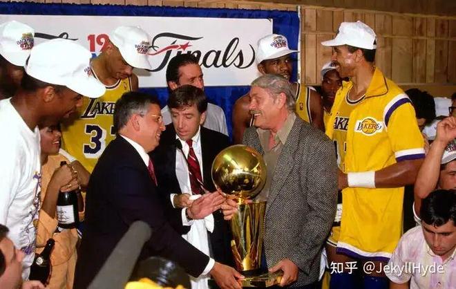 如何评价库里和科比球迷过分夸大一人一城夺冠含金量的行为？