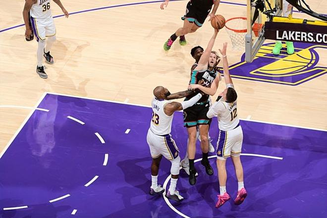 湖人也限制不了他！然而灰熊还是不愿意给内线大将多些出手机会？