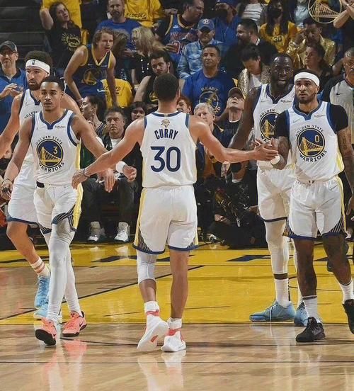 NBA10年代最強的球星，到底是詹姆斯還是庫里？