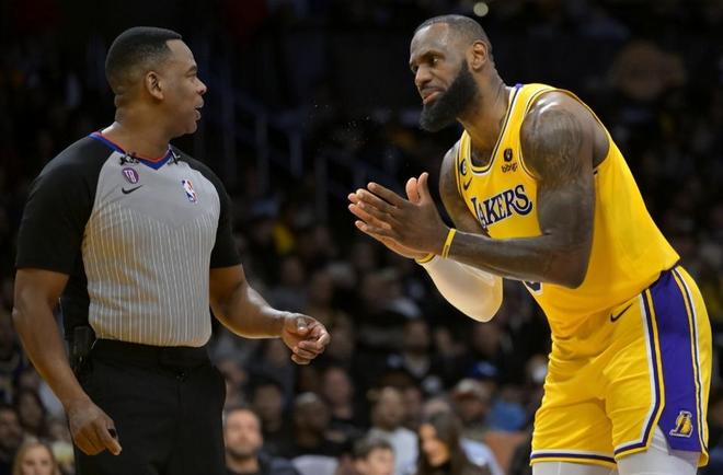 这也行？詹姆斯输球第2天干出奇葩事！美网友炸锅，喷他滚出湖人