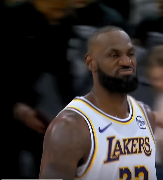 比墊腳更狠！詹皇1回合4個犯規，一拉一打一摟一推，裁判卻不敢吹