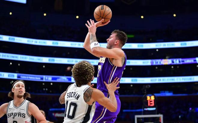 23胜12负却一打强队就崩？湖人再次惨败马刺，攻防短板已被摸透