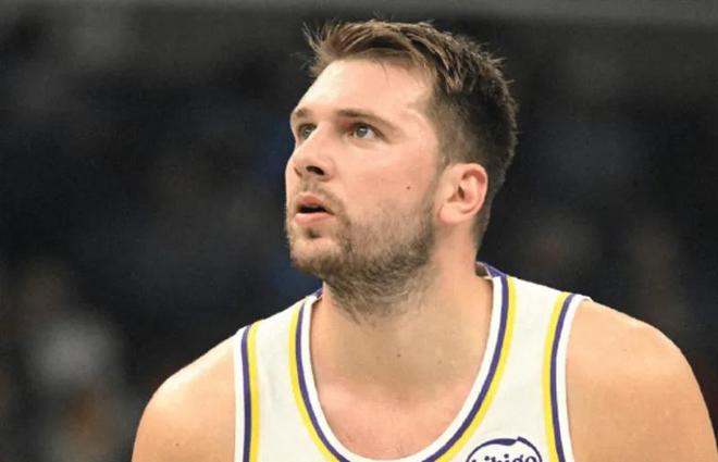 东詹展全新形态！开启挡拆+东契奇参与无球，其余球员跑位太多变