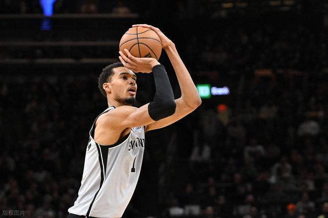 米切尔28+3+8无缘今日最佳球员！因为科林斯25+7+5+4成历史首人