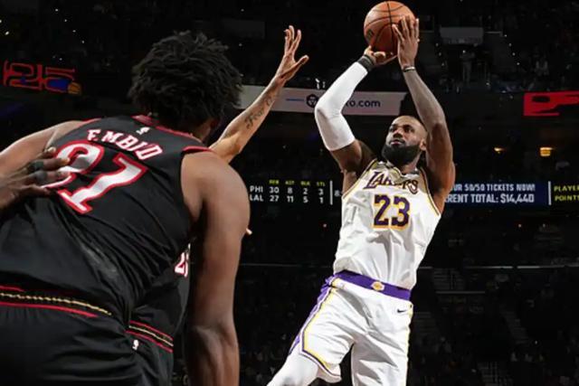 詹姆斯整场29分末节12分恢复状态 湖人三巨头可冲击总冠军