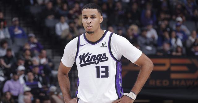 国王官方：基根-穆雷遭遇左脚踝扭伤 缺战明日对阵独行侠