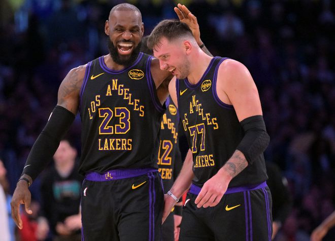 湖人关键时刻五大太有摧毁性了！全2米，攻守兼备，一波带走比赛