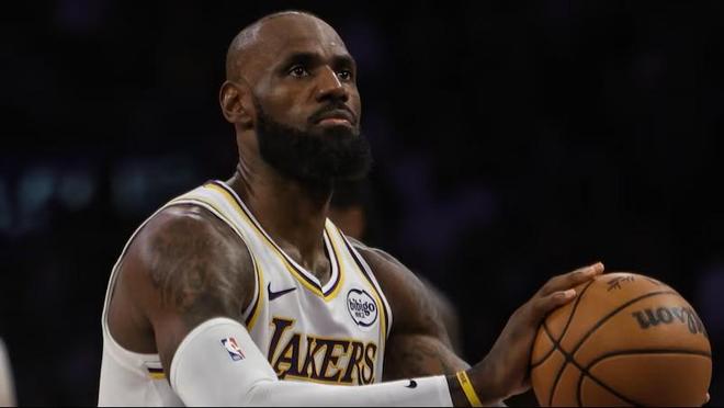 记者：湖人会视情况安排詹姆斯打背靠背，本赛季他尚未打过背靠背