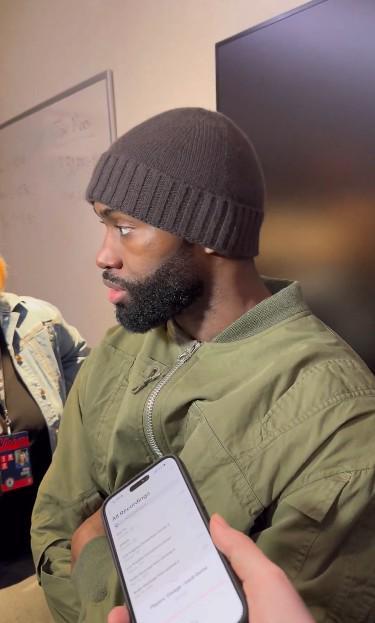 杰伦-布朗：伦纳德是最优秀的攻防兼备球员之一，我喜欢防守他的挑战