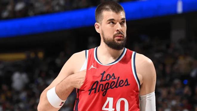 泰伦卢末节再成笑话！上祖巴茨阻碍小卡，5秒极限暂停，14号被弃