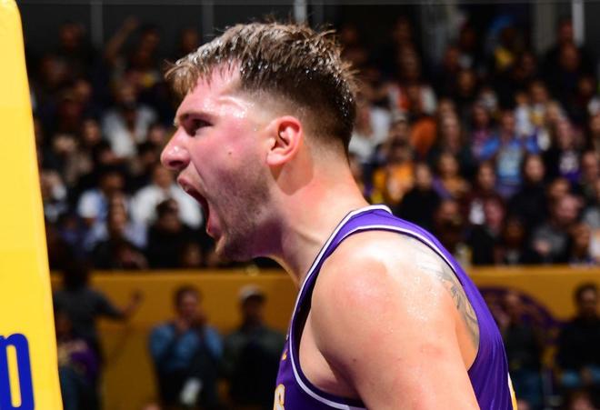 轰99+24+22！湖人三巨头爆发扎心快船，美媒：谁能阻止这支球队？