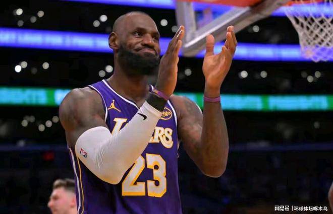 詹姆斯在32分半投篮17中8拿28分7板10助 湖人143-135战胜爵士