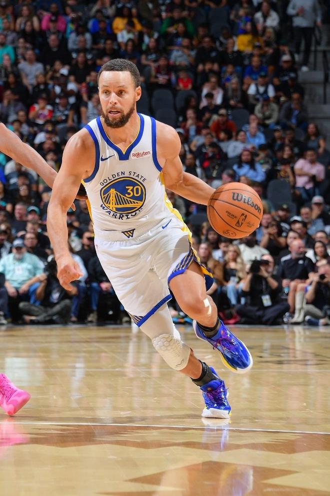 庫里46+5+5單節(jié)22分勇士逆轉(zhuǎn)馬刺 文班31+15+10卡斯?fàn)?3+10+10