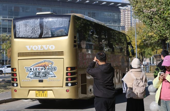 辽宁全运队启程东莞！高诗岩签名，大韩随队，杨鸣+2将自行去机场
