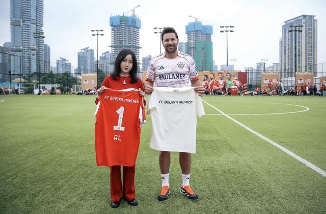 AL晒和拜仁跨界联动：老板菲菲和拜仁名宿皮萨罗交换队服