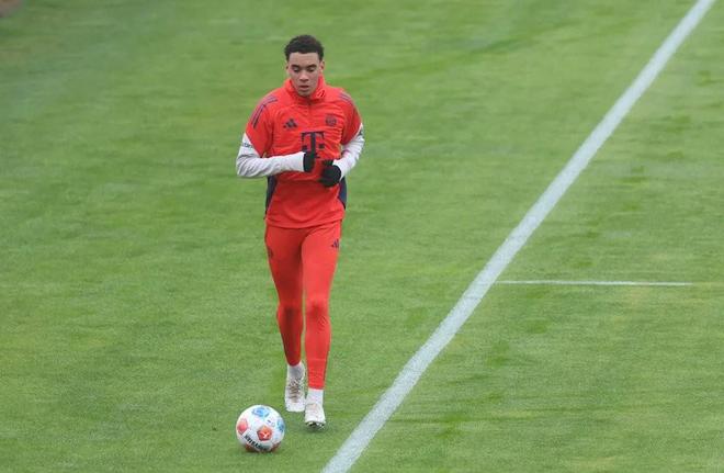 图片报：穆西亚拉今天进行了单独训练，可能下周参与球队合练