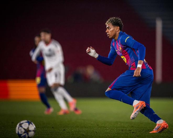 亚马尔超姆巴佩独享历史第1，铁卫梅开二度，巴萨2-1复仇法兰克福