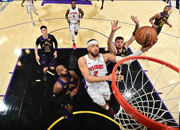 老詹41岁生日遭22分惨败 湖人末节崩盘！美媒：活塞比火箭更狠