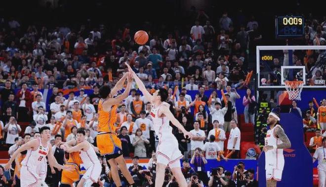 超級(jí)外援重返CBA？多家俱樂部爭(zhēng)搶，季后賽超遠(yuǎn)三分絕殺廣東