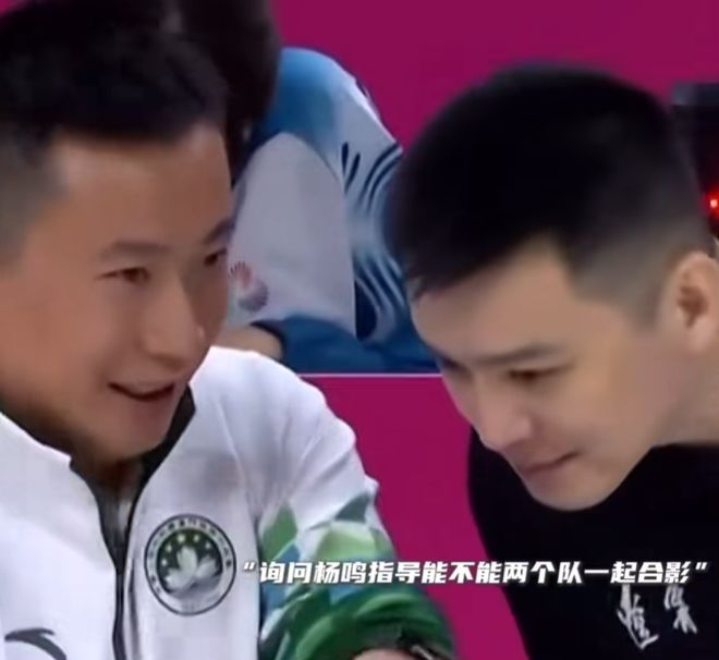 辽篮展温馨一幕！杨鸣继伟组织与澳门男篮合影，全员沟通太和睦了