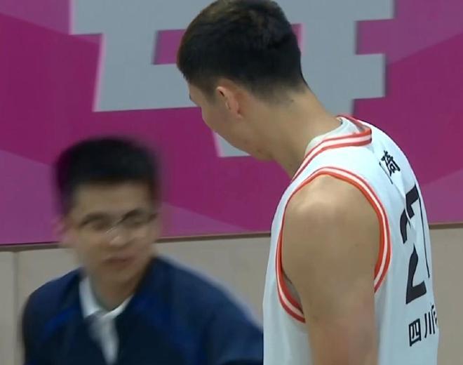 四川男籃大勝上海隊！周琦砍下全場最高分，并說出心里話