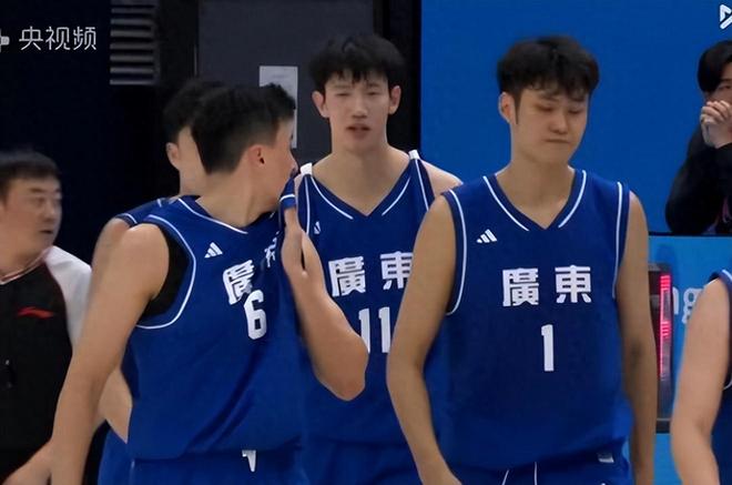 離開杜鋒就不行？2米26大個全場運動戰0分，球迷：他沒遇到好控衛