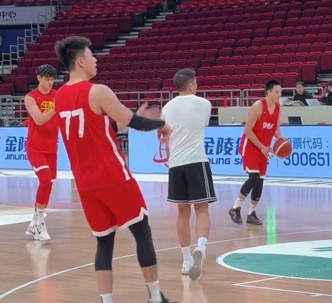 男篮公开训练！众人投篮保持状态，周琦给张镇麟开小灶，赵睿特写
