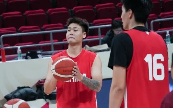 精气神不足！队长不打，男篮不会打球了？媒体人：赵睿带伤上吧