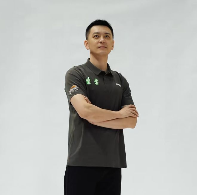 辽宁拍定妆照！杨鸣帅气，乌戈搂继伟，李虎翼可爱，全队大合影！