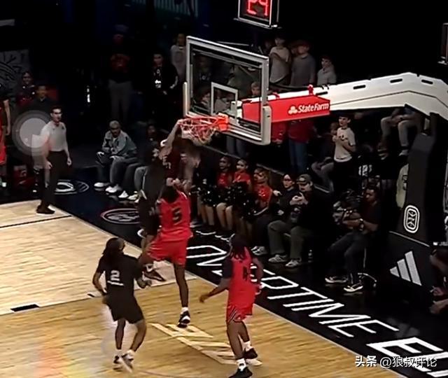 炸裂！朱正社媒晒篮下隔扣对手内线球员 网友调侃“直升机”弹跳